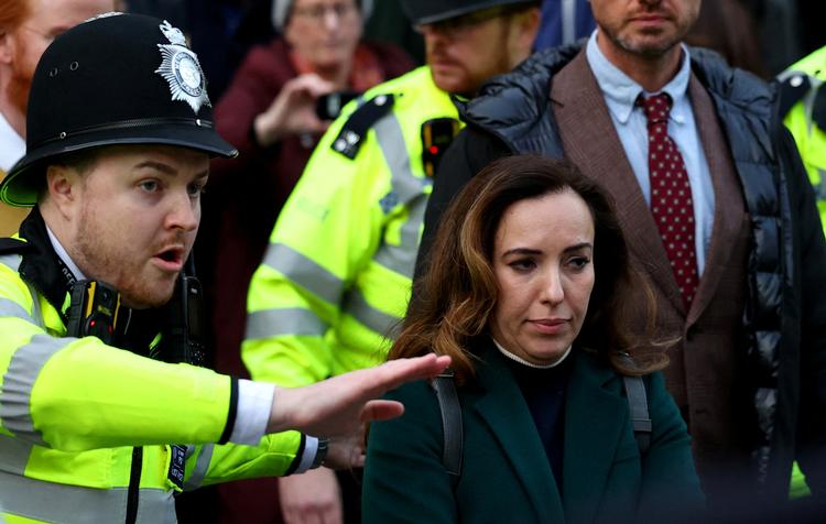 WikiLeaks-stifter Julian Assanges kone, Stella Assange, har udtrykt frygt for, at hendes mand vil dø, hvis han udleveres til USA. Her ses hun ude foran retsbygningen i London, hvor hans appelsag behandles. Foto: Toby Melville/Ritzau Scanpix