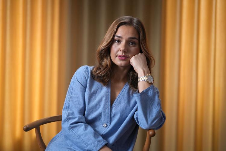 Skuespiller og tv-vært Stephania Potalivo er selv i fertilitetsbehandling og er en empatisk gave som vært på programmet 'Hvordan bliver jeg gravid?'. Foto: DR