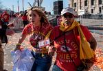 Folk flygtede væk fra området omkring Union Station i Kansas City umiddelbart efter det skyderi, der endte med en dræbt og adskillige sårede. Nu er i alt fire personer sigtet i sagen. Foto: Andrew Caballero-reynolds/Ritzau Scanpix