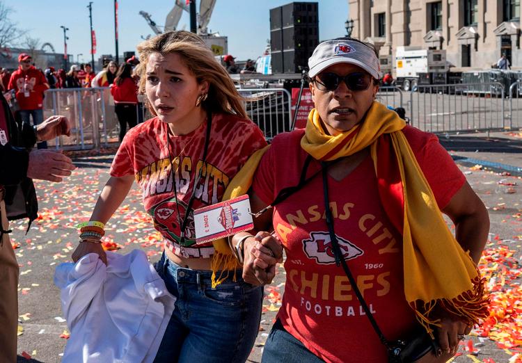 Folk flygtede væk fra området omkring Union Station i Kansas City umiddelbart efter det skyderi, der endte med en dræbt og adskillige sårede. Nu er i alt fire personer sigtet i sagen. Foto: Andrew Caballero-reynolds/Ritzau Scanpix