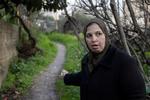 Nisreen Azzeh har i årevis ikke kunnet bruge hovedindgangen til sit hus. Den er spærret af israelske bosættere. Chikane fra de dybt religiøse naboer er dagligdag.
  Foto: Thomas Borberg
