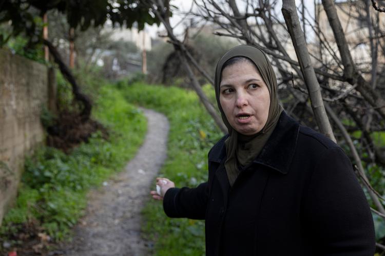  Nisreen Azzeh har i årevis ikke kunnet bruge hovedindgangen til sit hus. Den er spærret af israelske bosættere. Chikane fra de dybt religiøse naboer er dagligdag.
  Foto: Thomas Borberg