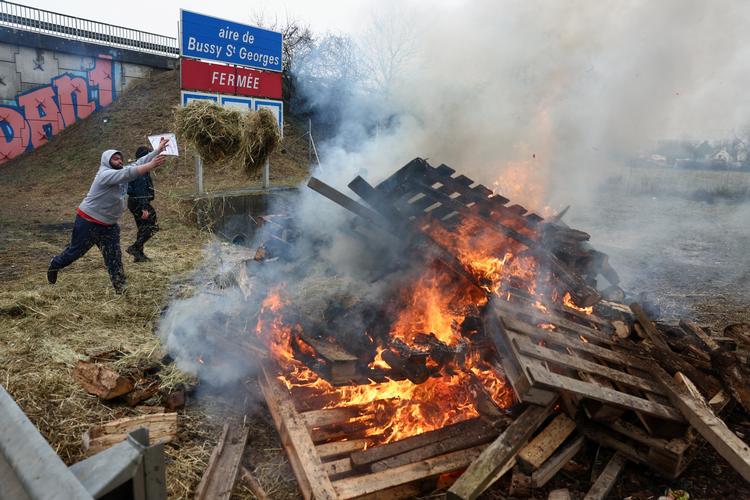 I lighed med landmænd i andre europæiske lande har også franske bønder protesteret mod, hvad de opfatter som, hårde og uretfærdige indgreb. Billedet er fra motorvej A16 i Jossigny i nærheden af Paris 1. februar.  Foto: Stephanie Lecocq/Ritzau Scanpix