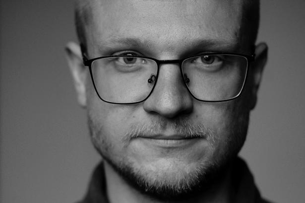 Oleksandr Mykhed har været forfatter i mange år og bevæbnet soldat i to. Til sommer udkommer han på engelsk med bogen 'The Language of War'. Foto: Valentyn Kuzan