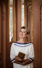 Som direktørfruen Karin i 'Krøniken' og obducenten Karin i 'Wallander' spillede Stina Ekblad sig ind i den brede danske befolknings bevidsthed. Nu er hun aktuel med sin selvbiografi.  Foto: Mats Bäcker