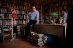 DF'eren Kenneth Kristensen Berth har et »meget bindstærkt bibliotek«, forsøgte han at argumentere over for et medie i en mail, da en historie om hans bogkøb var på vej. Et besøg hos Berth viser, at DF'eren har en del bøger. Foto: Mads Nissen