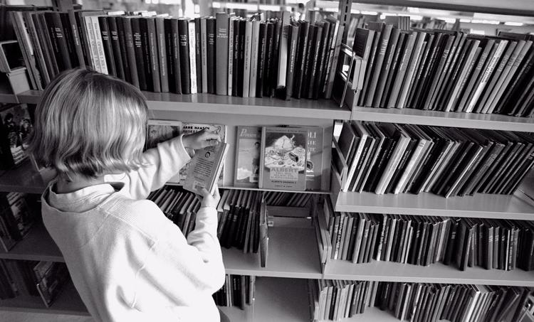 Skolebiblioteket var et dejligt sted at være for et ensomt barn, som Sarah Skarum var. Foto: Jens Dresling