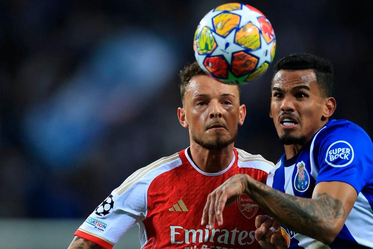 Arsenals forsvarsspiller Ben White i nærkamo med Portos brasilianske midtbanespiller Wenderson Galeno i i den første af to Champions League-ottendedelsfinaler.  Foto: Patricia De Melo Moreira/Ritzau Scanpix