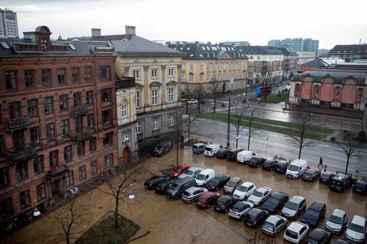 Dantes Plads ligger over for Glyptoteket på H.C. Andersens Boulevard i København. Planen er at sløjfe p-pladserne over jorden og i stedet skabe et parkeringsanlæg under jorden. Foto: Louise Herrche Serup