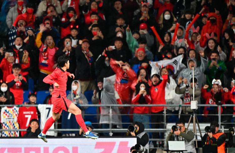 Den sydkoreanske fodboldspiller Son Heung-min fejrer sit mål i en venskabskamp.  Son Heung-min er berømt i Sydkorea. På Instagram har han 13,9 millioner følgere.  Foto: Jung Yeon-je/Ritzau Scanpix