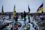 Krigen fylder Ukraine med soldatergrave. Her besøger den 39-årige Alona Onystjuk sin mands grav i Lozuvatka. Foto: Alina Smutko/Ritzau Scanpix