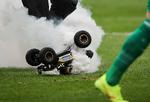 Tyske fodboldfans har kastet tusindvis af tennisbolde  ind på stadioner, store kædelåse er sat fast til målstolper og fjernstyrede biler har drønet rundt på grønsværen. Fansene har protesteret imod den tyske divisionsforenings planer om at sælge indtægter fra tv-rettighederne til en amerikansk kapitalfond.  Foto: Christian Charisius/Ritzau Scanpix