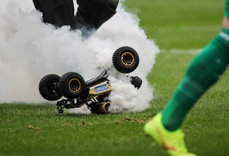 Tyske fodboldfans har kastet tusindvis af tennisbolde  ind på stadioner, store kædelåse er sat fast til målstolper og fjernstyrede biler har drønet rundt på grønsværen. Fansene har protesteret imod den tyske divisionsforenings planer om at sælge indtægter fra tv-rettighederne til en amerikansk kapitalfond.  Foto: Christian Charisius/Ritzau Scanpix