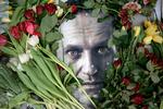 Aleksej Navalnyjs portræt omkranset af blomster forna Ruslands konsulat i Frankfurt i mandags. Foto: -/Ritzau Scanpix