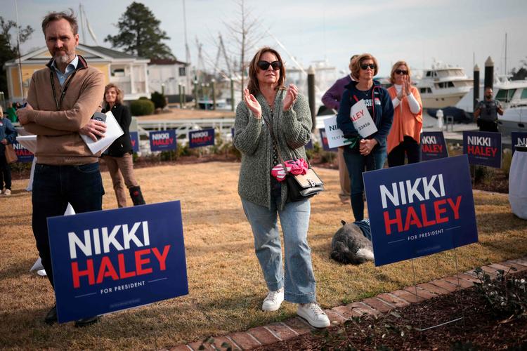 Publikum lytter, mens den republikanske præsidentkandidat, tidligere guvernør i South Carolina Nikki Haley, taler i Georgetown i sin hjemstat. Foto: Win Mcnamee/Ritzau Scanpix