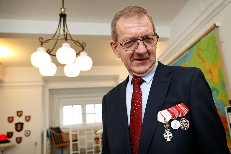 Bjarne Laustsen er en af de få socialdemokratiske folketingsmedlemmer, der allerede har et ridderkors, som han fik i 2015 i egenskab af rollen som kommitteret for Hjemmeværnet. Her fotograferet på sit kontor på Christiansborg. Foto: Jens Dresling