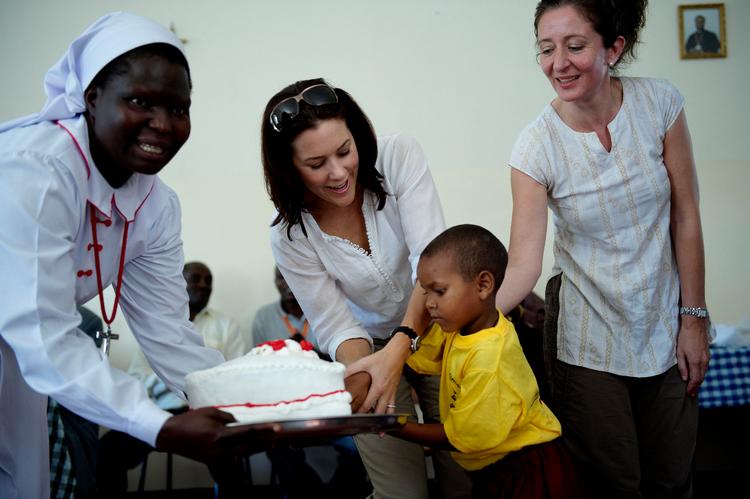 Da Nathalia Feinberg var ambassadør i Uganda, kom  daværende kronprinsesse Mary på besøg i landet i 2008 som protektor for Dansk Flygtningehjælp.  Foto: Tariq Mikkel Khan/Ritzau Scanpix