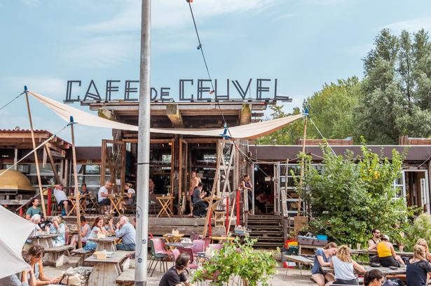 Café de Ceuvel i Amsterdam Noord er et grønt åndehul med bæredygtige holdninger.  Foto: Koen Smilde Photography/Iamsterdam