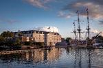VOC kopiskibet og Het Scheepvaartmuseum i den gamle hvide arsenalbygning.  Foto: Bas Uterwijk, Iamsterdam