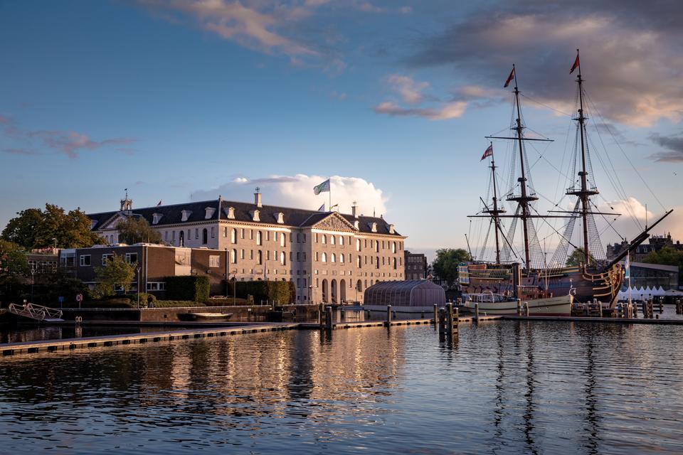 VOC kopiskibet og Het Scheepvaartmuseum i den gamle hvide arsenalbygning.  Foto: Bas Uterwijk, Iamsterdam