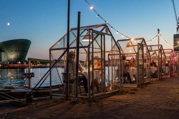 Under coronaen, med de restriktioner den medførte, byggede Mediamatic en række glashuse med plads til servering til to.  Når det er for koldt at sidde i dem, bruges glashusene til udstillinger.  Foto: Anisa Xhomaqi/Medimatic