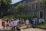 Et af de grønne og alternative Marineterrein-eksperimenter. Gartnere og kunstnere har omdannet en række p-pladser til små grønne oaser med forskelligt formål. En plads er for eksempel skabt for generte kunstnere, som kan optræde i et lille grønt rum skjult bag grønne hække, mens publikum sidder udenfor. Foto: Marineterrein