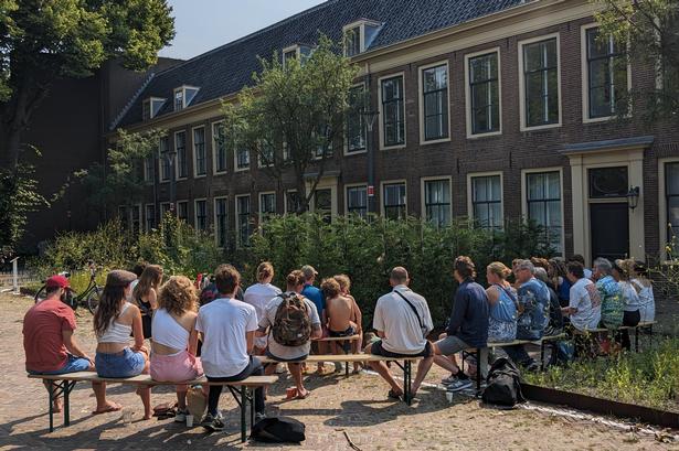Et af de grønne og alternative Marineterrein-eksperimenter. Gartnere og kunstnere har omdannet en række p-pladser til små grønne oaser med forskelligt formål. En plads er for eksempel skabt for generte kunstnere, som kan optræde i et lille grønt rum skjult bag grønne hække, mens publikum sidder udenfor. Foto: Marineterrein