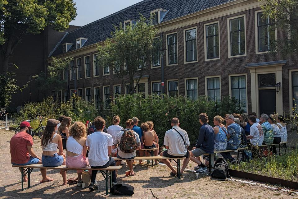 Et af de grønne og alternative Marineterrein-eksperimenter. Gartnere og kunstnere har omdannet en række p-pladser til små grønne oaser med forskelligt formål. En plads er for eksempel skabt for generte kunstnere, som kan optræde i et lille grønt rum skjult bag grønne hække, mens publikum sidder udenfor. Foto: Marineterrein