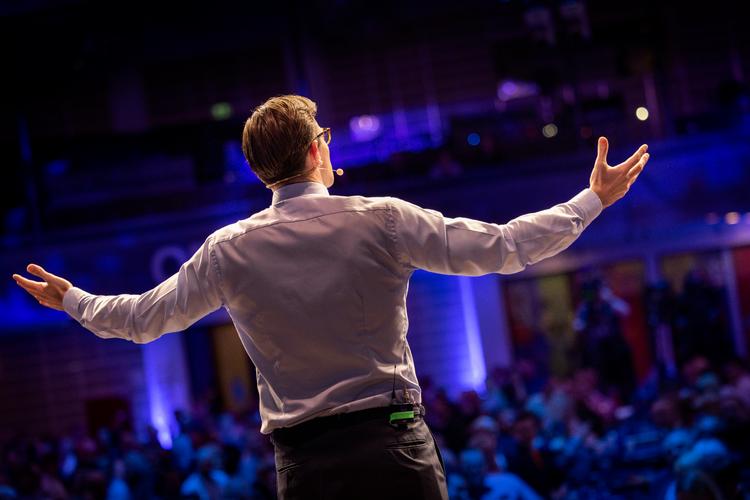 Liberal Alliances partileder Alex Vanopslagh har for nylig indledt sin Jyllands-turné i Venstre-land som Herning, Kolding, Aalborg og Aarhus. Alle arrangementer er udsolgt.  Foto: Mads Nissen