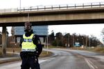 En gasmaskeklædt betjent holder vagt ved Säpos hovedkvarter i Solna nord for Stockholm. Foto: 1081 Fredrik Persson/Ritzau Scanpix