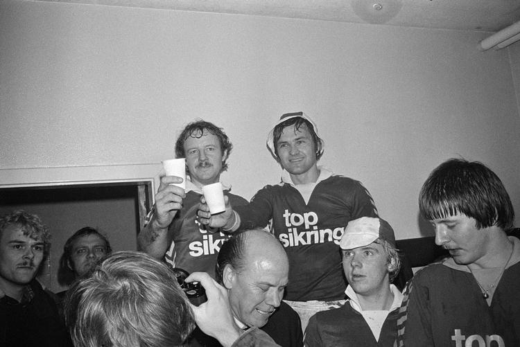 Vejle-veteranerne Johnny Hansen (tv.) og Ulrik le Fevre (th.) skåler i champagne efter at have sikret sig mesterskabet i 1978. Foto: Ebbe Andersen