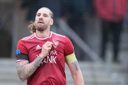 Anfører Raul Albentosa jubler over sit mål til 2-0 for Vejle mod Silkeborg. Foto: Henning Bagger/Ritzau Scanpix