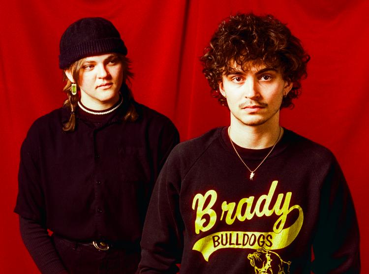 Chicago-bandet Friko består af Bailey Minzenberger på trommer og Niko Kapetan, der synger og spiller guitar. Foto: Pooneh Ghana