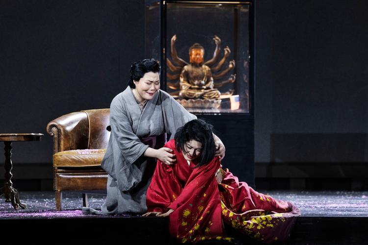 Som Madame Butterfly og hendes omsorgsfulde og trofaste kammerpige Suzuki var Karah Son og Hyona Kim stærke ved premieren. Foto: Miklos Szabo