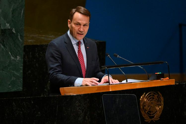 Polens premierminister og FN-ambassadør, Radoslaw Sikorski, ved FN's generalforsamling i New York 23. februar. Foto: Angela Weiss/Ritzau Scanpix