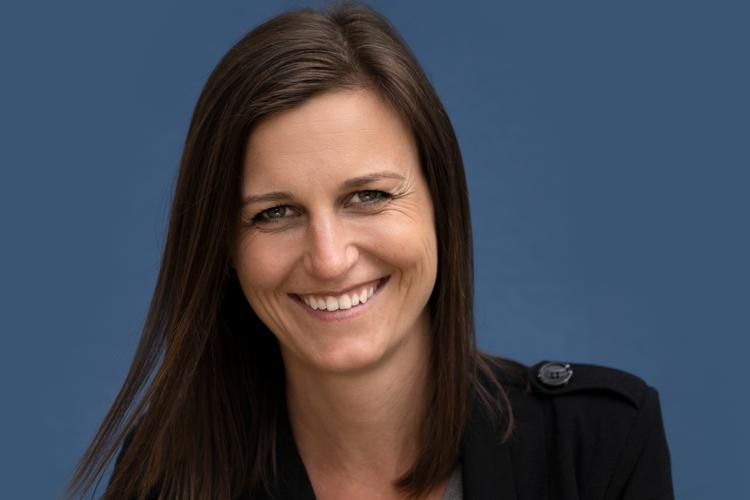 Helga Flatland skriver sjovt og ondt om  Mathildes upassende lidenskab. Først i forholdet til en gymansieelev, siden til en gift mand.  Foto: Tine Poppee