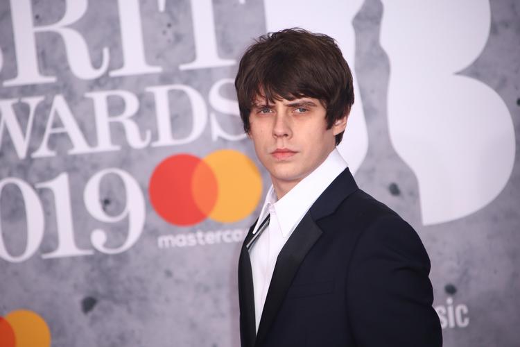 I øjeblikket er Jake Bugg på vej rundt i England med sine sange og sin guitar. Da han debuterede i 2012, var den halve verden imponeret af ham.  Foto: Joel C Ryan/Ritzau Scanpix