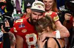 Kansas City Chiefs store profil Travis Kelce med sin tilsvarende berømte kæreste Taylor Swift efter Super Bowl-triumfen for nylig. Foto: Patrick T. Fallon/Ritzau Scanpix