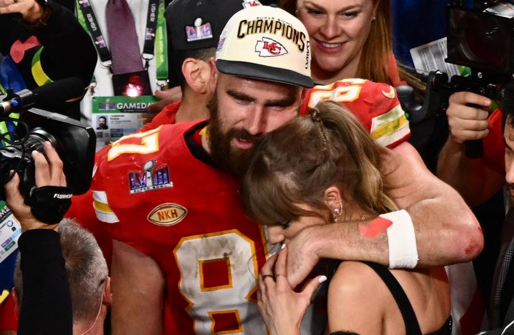Kansas City Chiefs store profil Travis Kelce med sin tilsvarende berømte kæreste Taylor Swift efter Super Bowl-triumfen for nylig. Foto: Patrick T. Fallon/Ritzau Scanpix