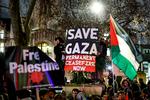 Mens politikerne i parlamentet i London drøftede et forslag om at støtte en våbenhvile i Gaza, demonstrerede propalæstinensiske aktivister uden for bygningen. Foto: Henry Nicholls/Ritzau Scanpix