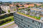 På øverste 8. etage på den ene hotelfløj er indrettet tagterrasse med udsigt over Ringvaart-kanalen og det multietniske Transvaalbuurt-kvarter.  Foto: Hotel Casa