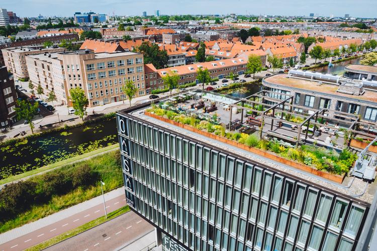 På øverste 8. etage på den ene hotelfløj er indrettet tagterrasse med udsigt over Ringvaart-kanalen og det multietniske Transvaalbuurt-kvarter.  Foto: Hotel Casa