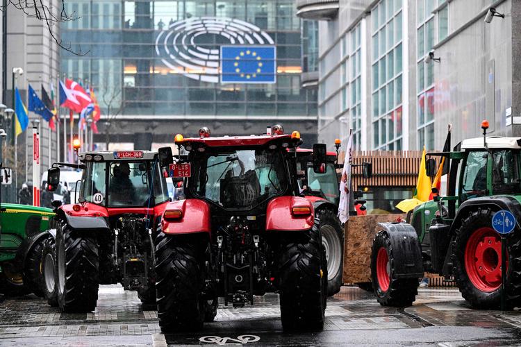 Vrede landmænd fotograferet foran Europa-Parlamentet i Bruxelles i går.  Foto: John Thys/Ritzau Scanpix