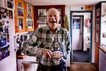 78-årige Paul Holt serverer knasende fynsk sommersalat med rygeost for Bagsidens udsendte i 'Jordhullet' – husmandsstedet, som blev finansieret af indtægterne fra bestselleren 'Grøn Gastronomi' i 1977.  Foto: Finn Frandsen