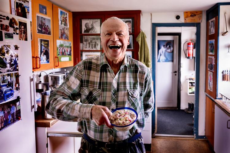 78-årige Paul Holt serverer knasende fynsk sommersalat med rygeost for Bagsidens udsendte i 'Jordhullet' – husmandsstedet, som blev finansieret af indtægterne fra bestselleren 'Grøn Gastronomi' i 1977.  Foto: Finn Frandsen