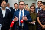 Finansminister Nicolai Wammen foran partiledere og ordførere ved præsentationen af den historiske landbrugsaftale i 2021, som to af modellerne fra Svarer-gruppen ikke lever op til.  Foto: Martin Sylvest/Ritzau Scanpix