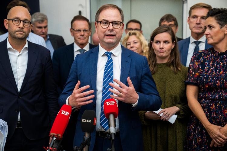 Finansminister Nicolai Wammen foran partiledere og ordførere ved præsentationen af den historiske landbrugsaftale i 2021, som to af modellerne fra Svarer-gruppen ikke lever op til.  Foto: Martin Sylvest/Ritzau Scanpix