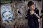 Plakat af den palæstinensiske leder Marwan al-Barghouti på Vestbredden. Nu rygtes det, at han kan komme fri fra israelsk fængsel til gengæld for løsladelse af israelske gidsler i Gaza.   Foto: Thomas Sjørup