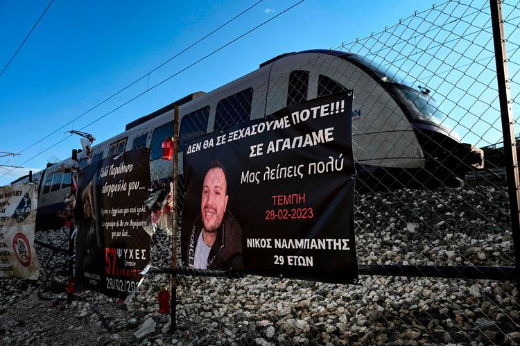 Et passagertog med omkring 350 passagerer var på vej fra Athen til Thessaloniki i den nordlige del af landet 24. februar sidste år, da  da det stødte frontalt sammen med et godstog. 57 mennesker mistede livet. Foto: Sakis Mitrolidis/Ritzau Scanpix