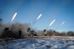 Mens ukrainerne desperat mangler ammunition og udstyr, regner russiske raketter ned over deres stillinger. Her ses russisk beskydning i Østukraine. Foto: Andrey Borodulin/Ritzau Scanpix
